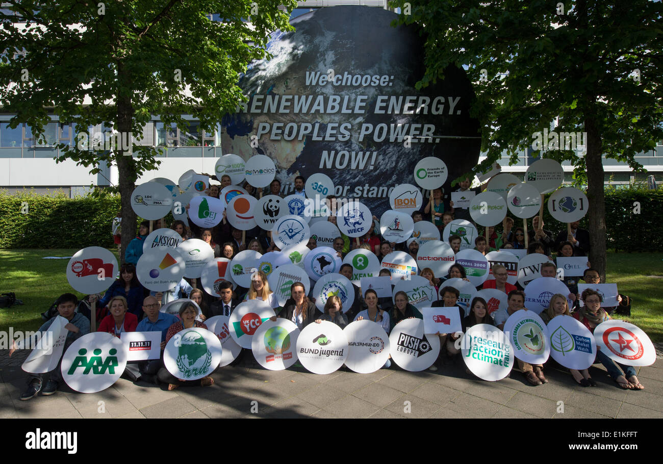 Aktivisten aus zahlreichen nicht-Regierungsorganisationen (NGOs) halten ihre Logos vor einem Plakat lesen "Wir wählen: erneuerbare Energien. Völker macht. Jetzt! "im Maritim Hotel in Bonn, Deutschland, 6. Juni 2014. Aktivisten von Greenpeace und über 70 anderen Organisationen fordern die Aufmerksamkeit auf die weltweite Umstellung auf erneuerbare Energien bis 2050. Die Expo für die Mobilitätslösungen von UN-Klimasekretariat statt vom 05 bis 10 Juni im Robert-Schumann-Platz vor dem Maritim Hotel in Bonn. Foto: MATTHIAS BALK/dpa Stockfoto