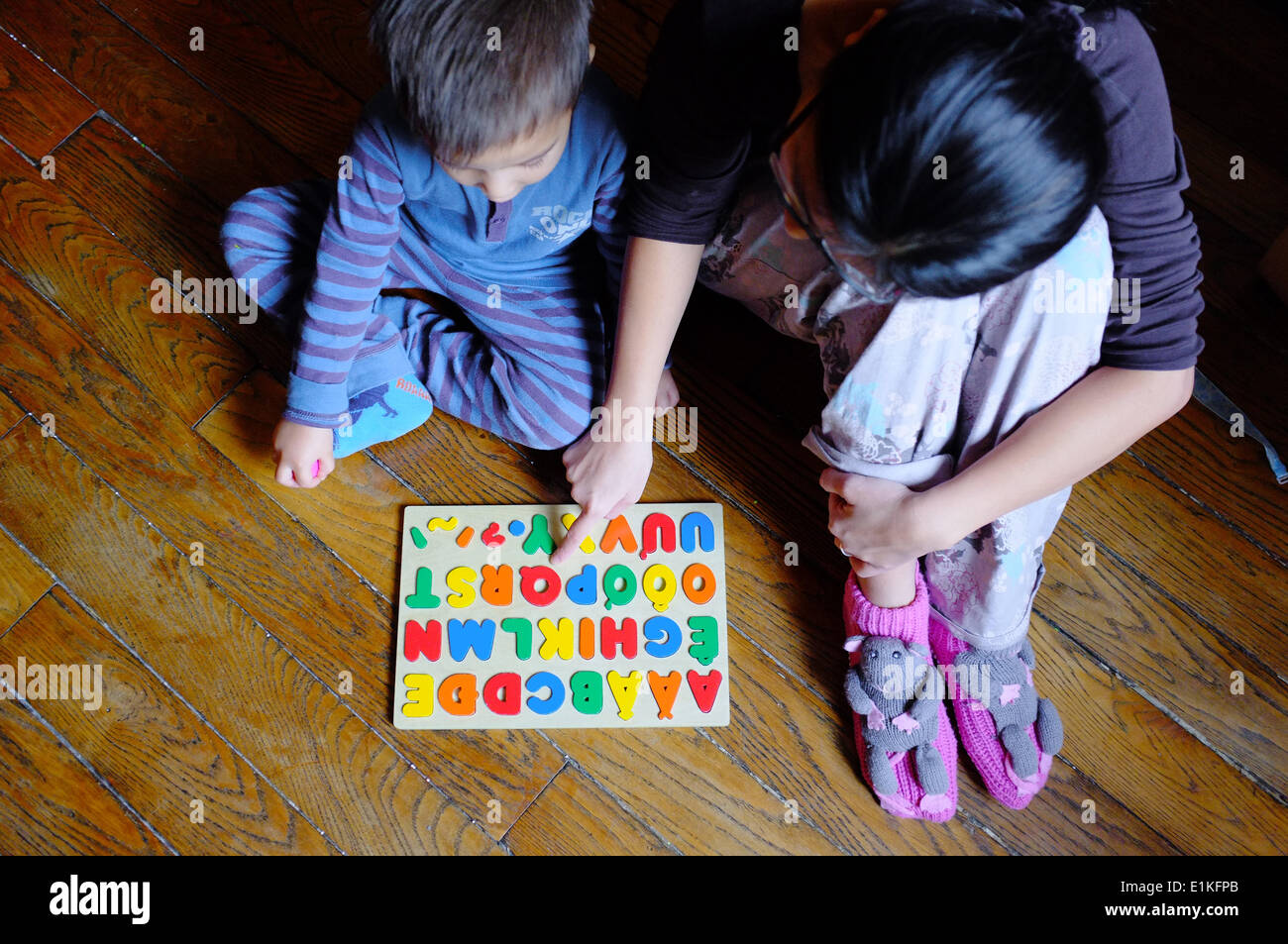Mutter lehrt Briefe an ihren Sohn Stockfoto