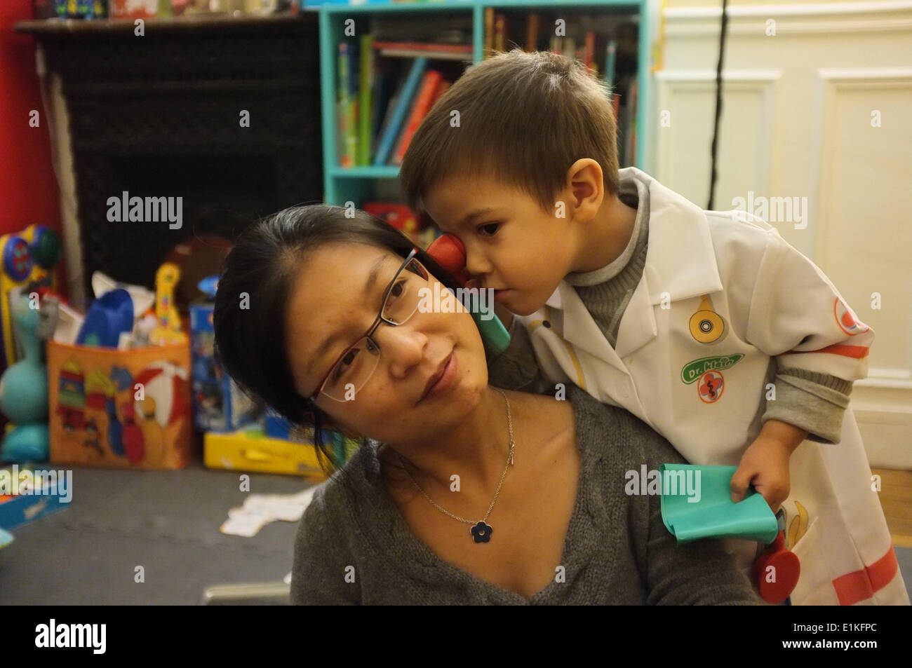Mutter und Sohn spielen Arzt Stockfoto