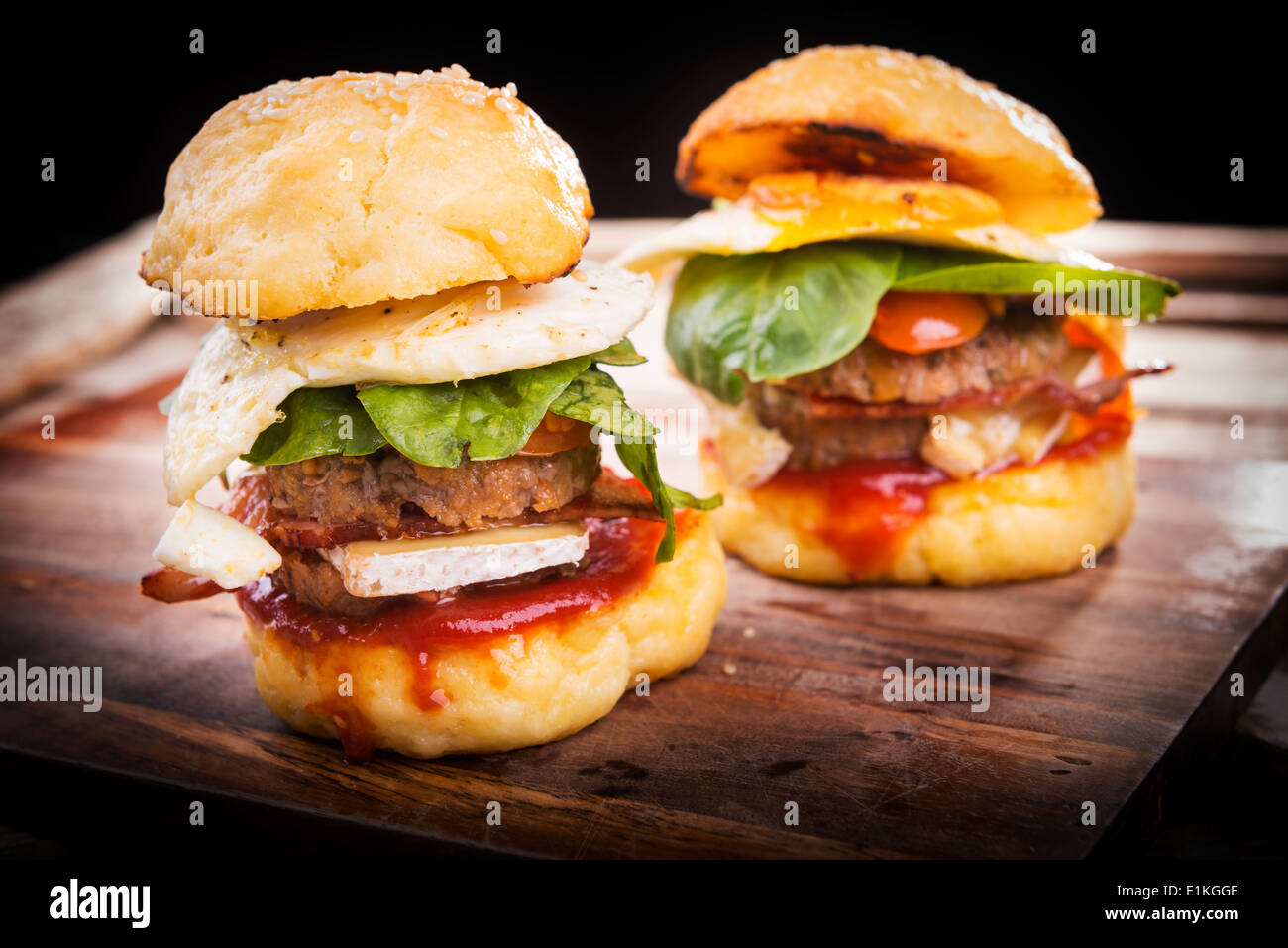 Hausgemachte glutenfreie Mini-Burger oder Schieber mit Rindfleisch, Ei, Salat, Käse und Soße Stockfoto