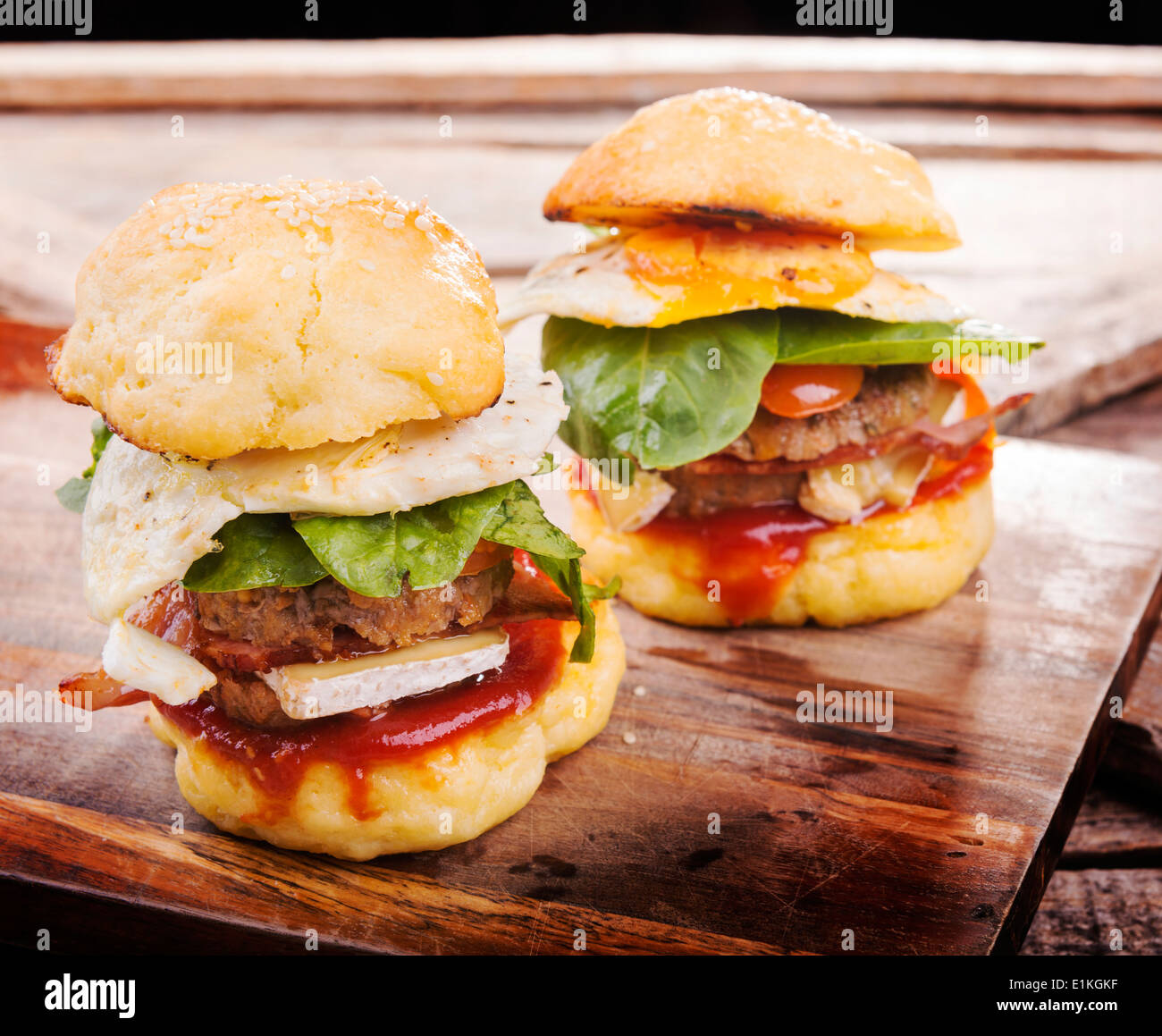 Hausgemachte glutenfreie Mini-Burger oder Schieber mit Rindfleisch, Ei, Salat, Käse und Soße Stockfoto