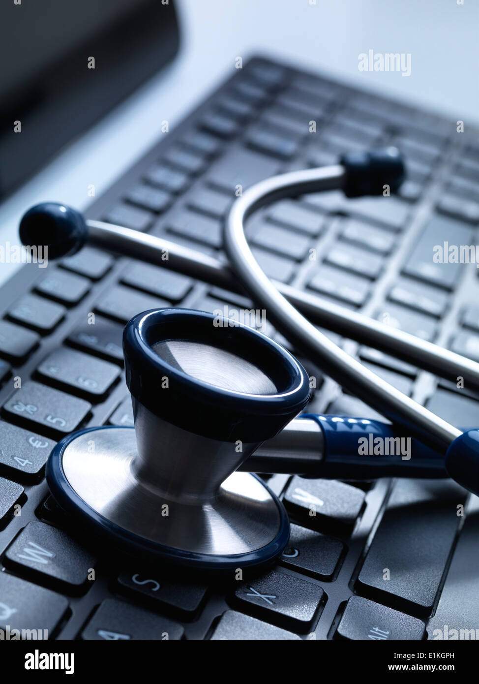 Stethoskop auf einer Computertastatur. Stockfoto