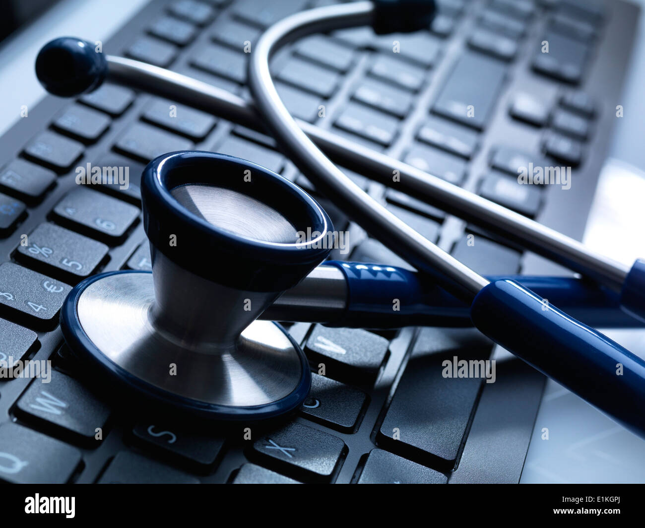 Stethoskop auf einer Computertastatur. Stockfoto