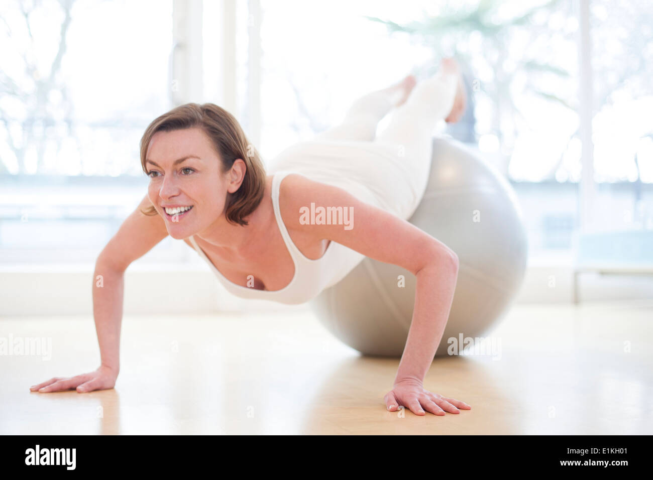 MODEL Release Frau balancieren auf einem Gymnastikball. Stockfoto