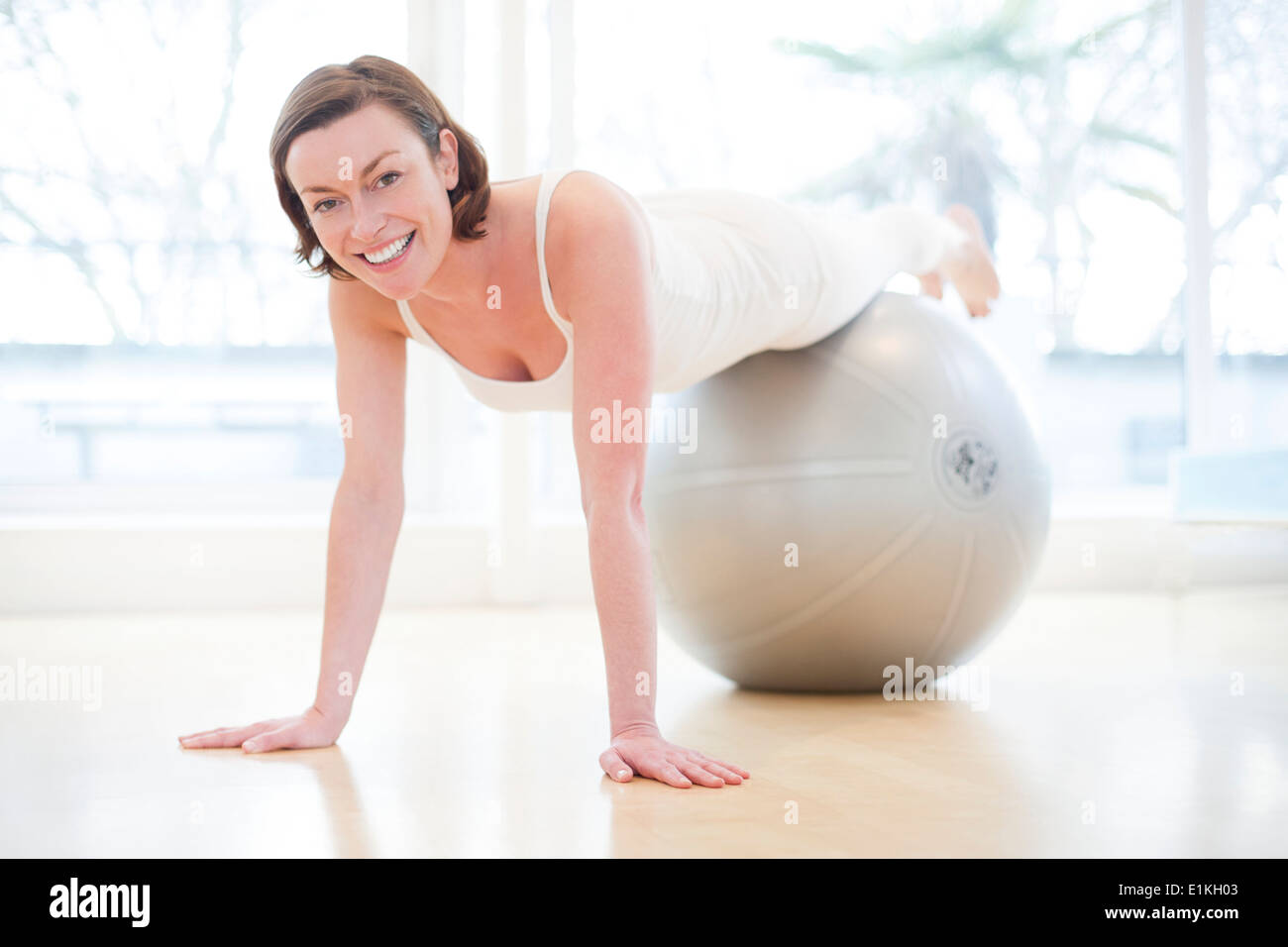 MODEL Release Frau balancieren auf einem Gymnastikball. Stockfoto