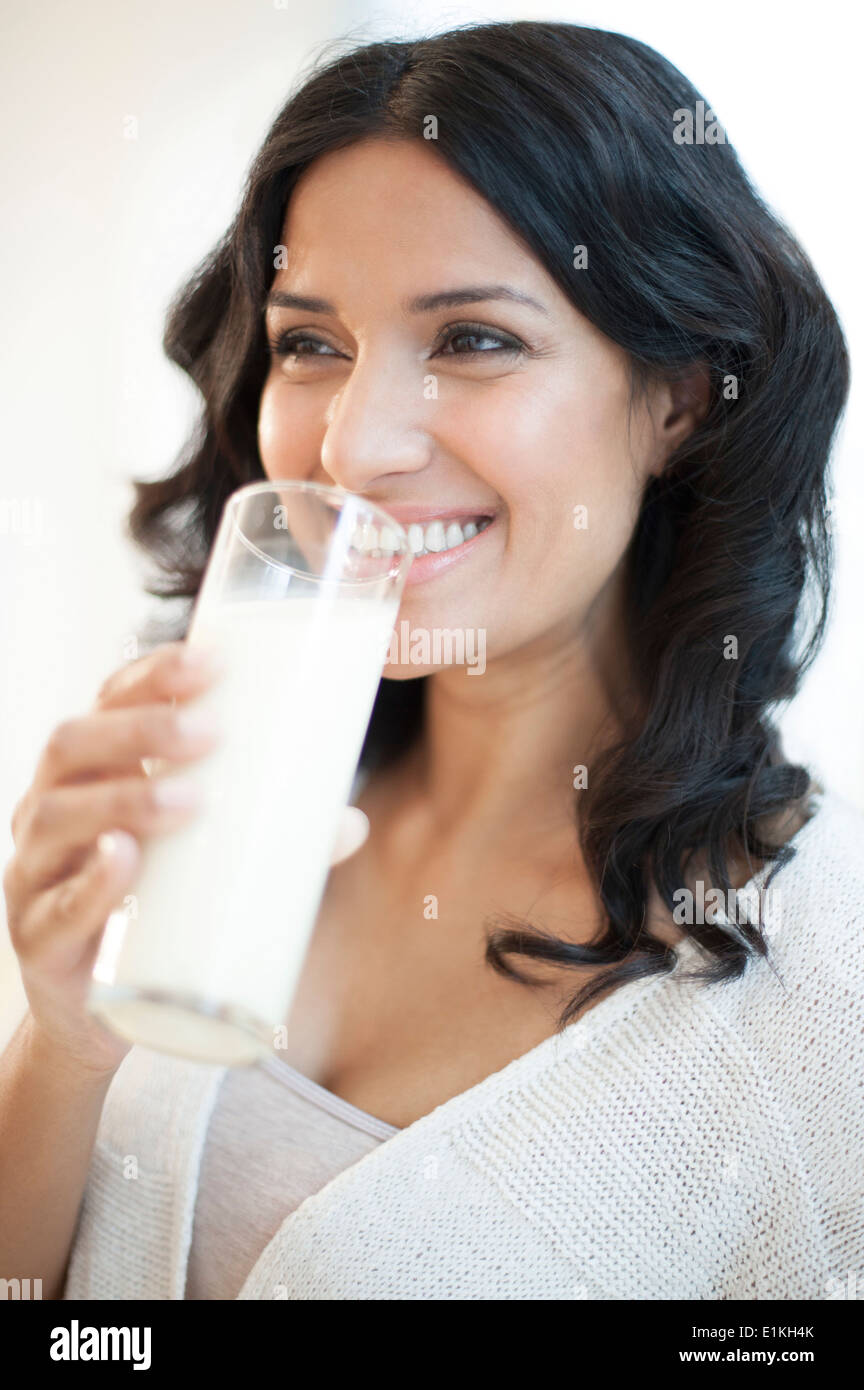 MODEL Release Porträt einer Frau, ein Glas Milch trinken. Stockfoto