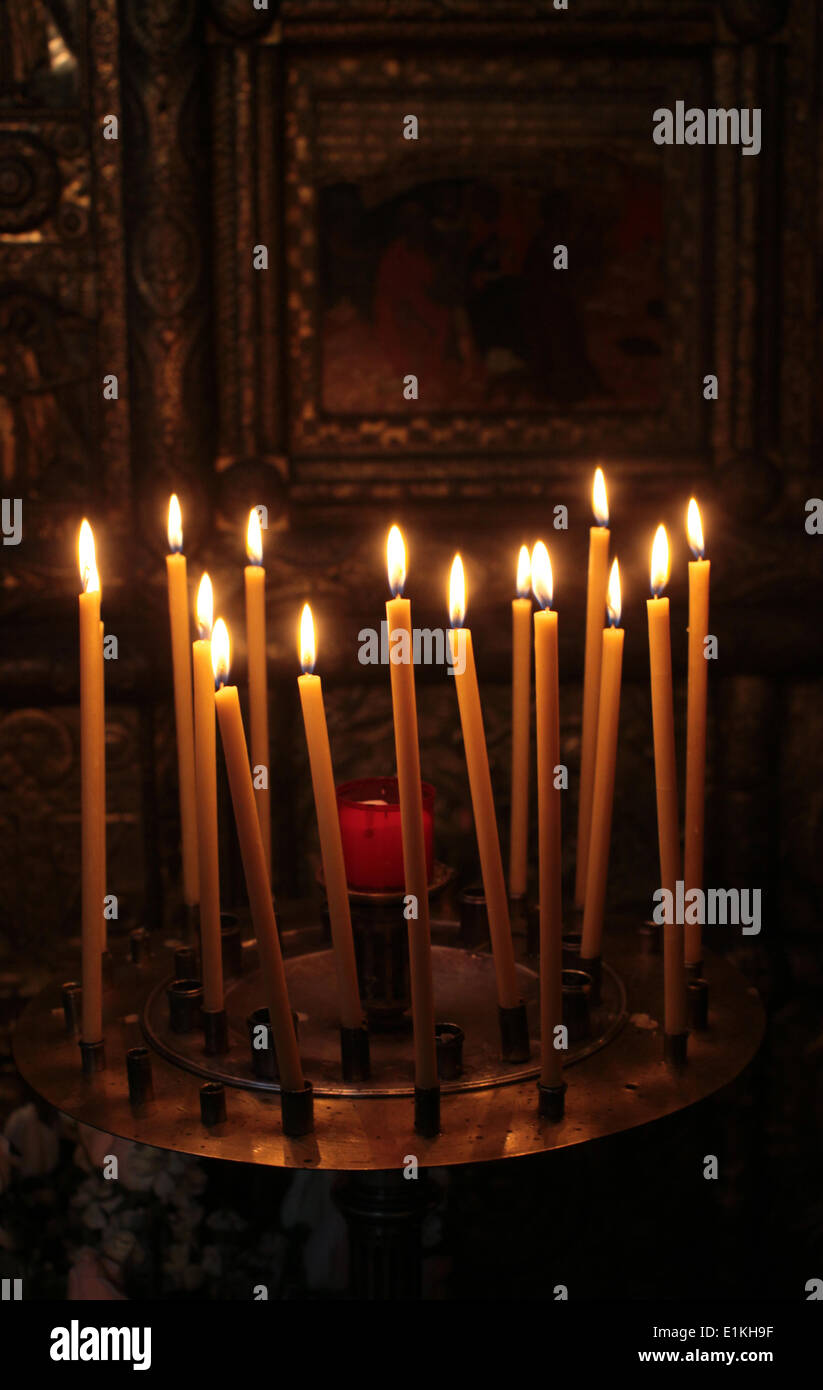 Die Russisch-orthodoxe Kathedrale nennt man auch die Eglise Russe oder postkartenschönen Saint Nicolas. Kerzen. Stockfoto