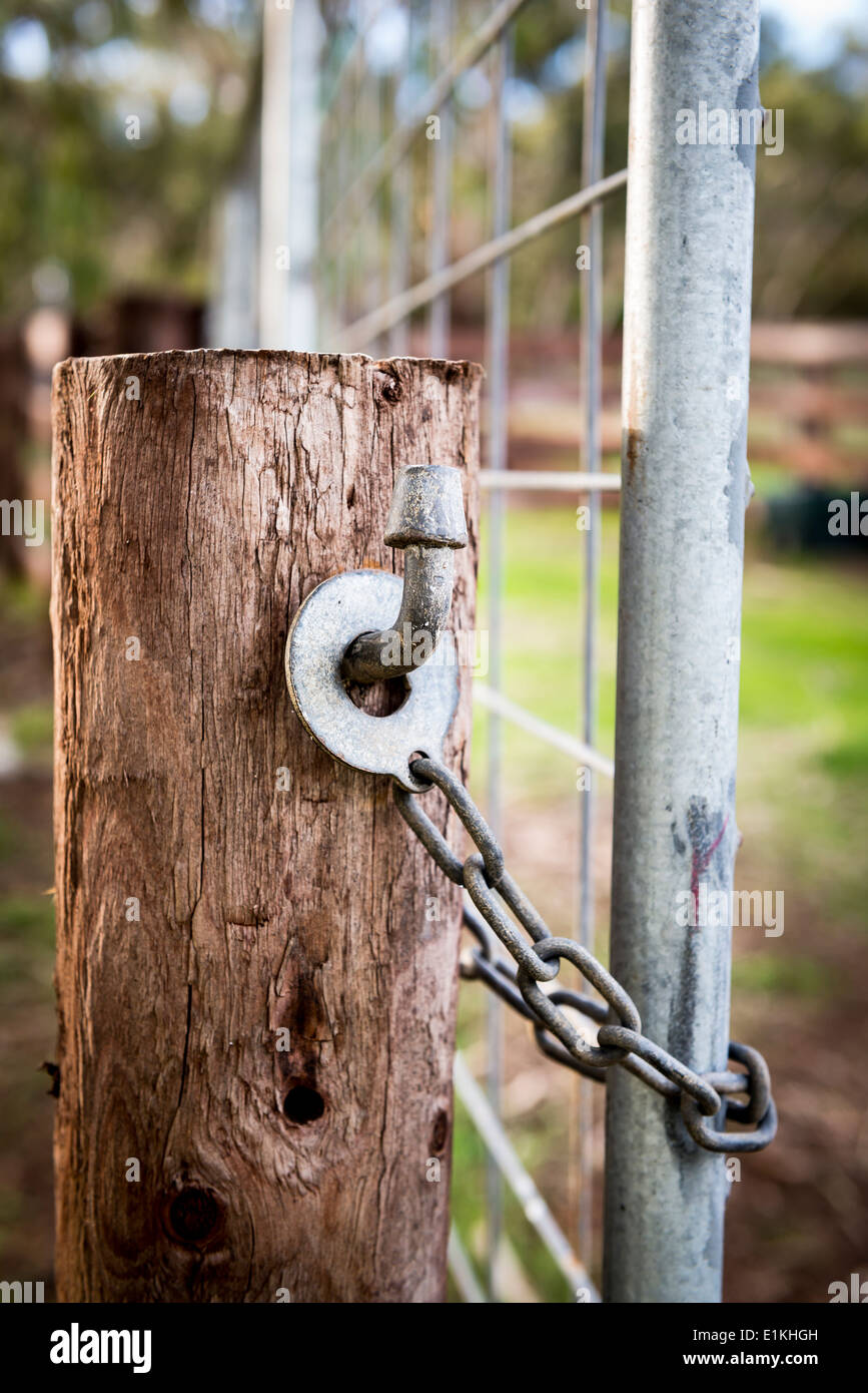 Klassischen australischen Farm Gate-Sperre auf einem hölzernen Pfosten Stockfoto