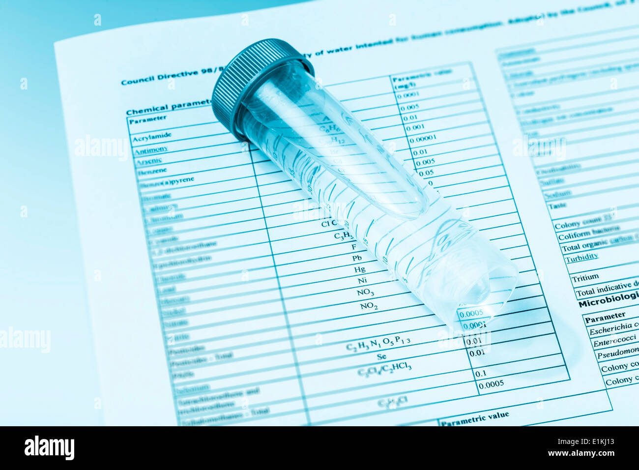 Reagenzglas mit Wasserprobe für chemische Forschung. Stockfoto