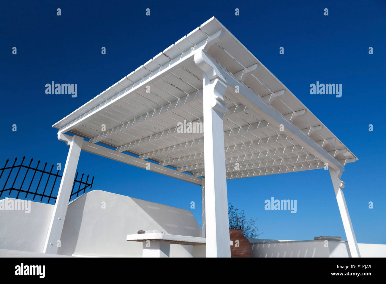 Weiße Pagode vor einem strahlend blauen Himmel. Stockfoto