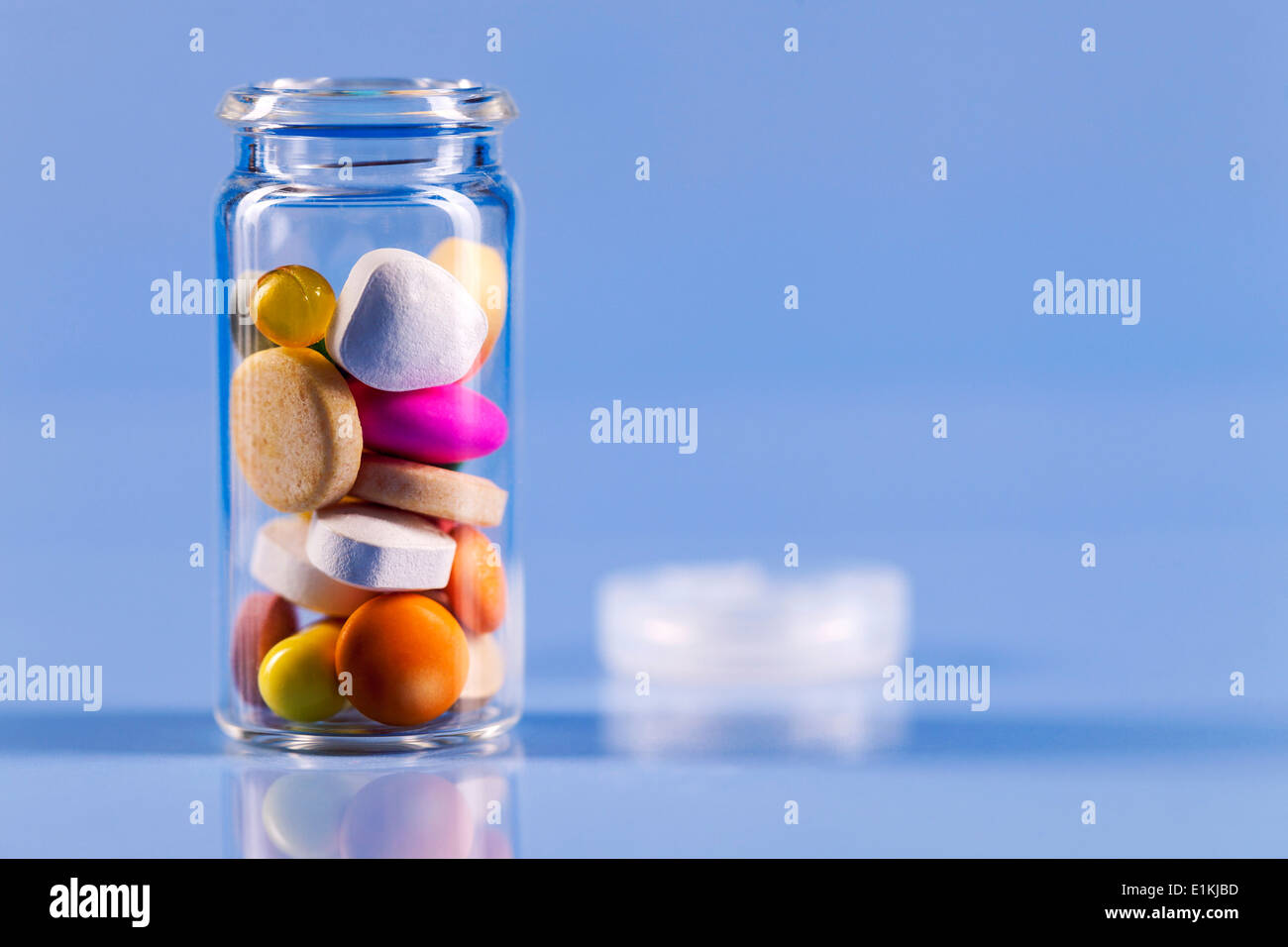 Pillen und geöffnete Flasche Studio gedreht. Stockfoto