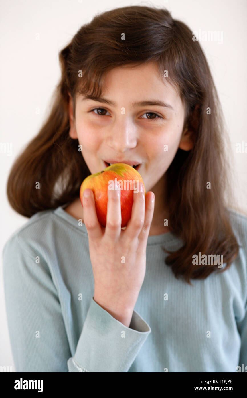 10-Jahr-altes Mädchen einen Apfel essen Stockfoto