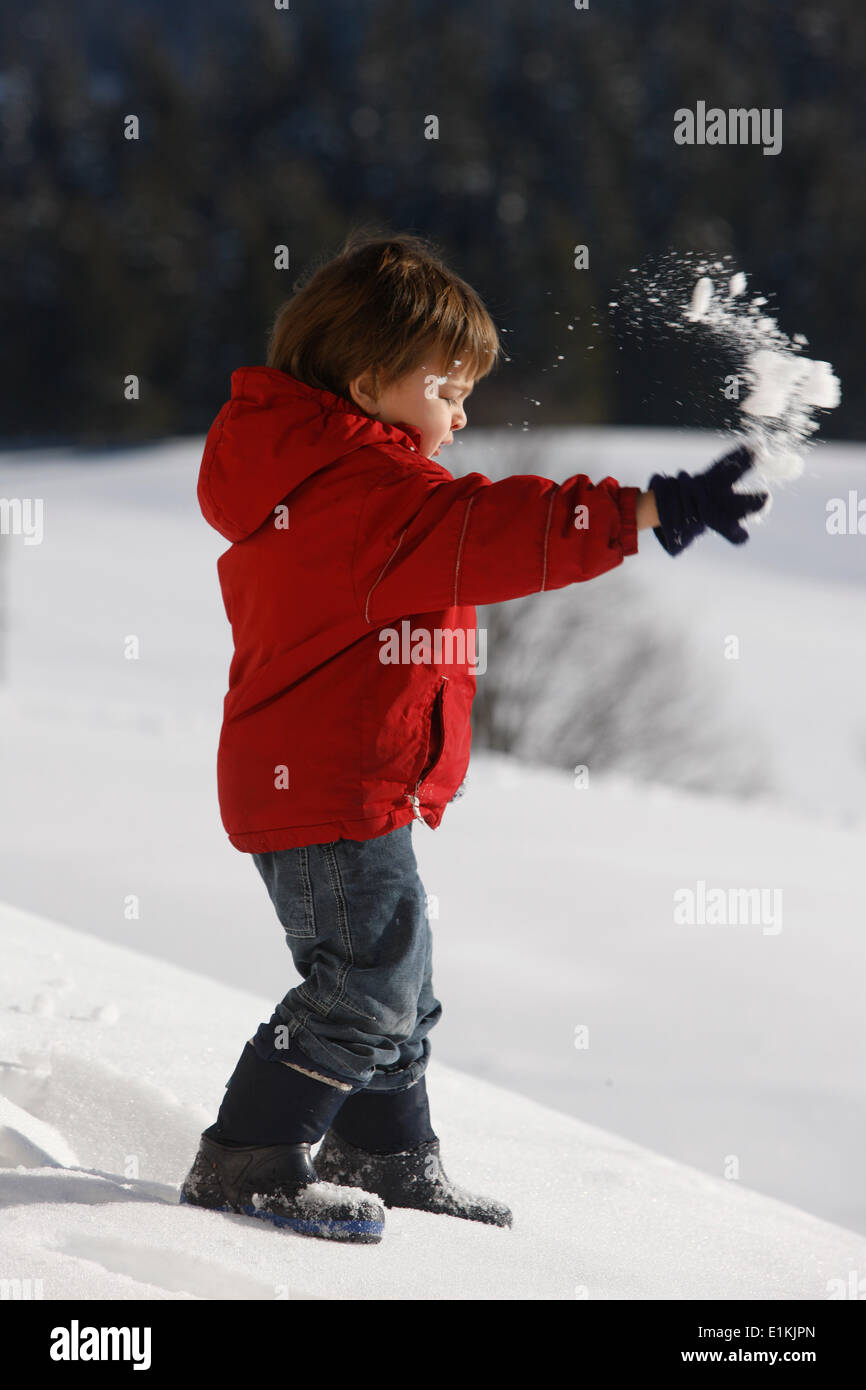 3-Year-Old Boy mit Schnee zu spielen Stockfoto