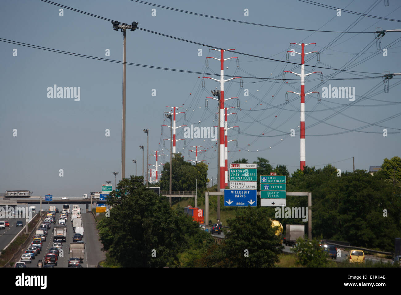 Strom Kabel und Autobahn-Verkehr Stockfoto