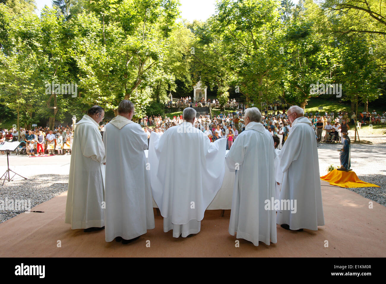 Messe in la BŽnite Fontaine Heiligtum Stockfoto