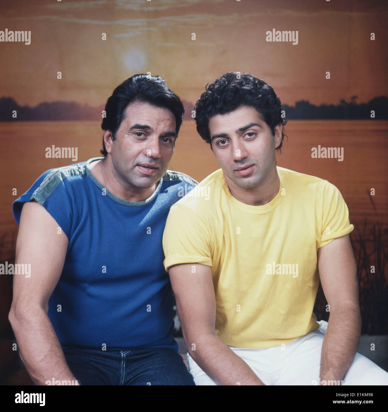 Portrat Des Vaters Sohn Dharmendra Und Sunny Deol Indische Bollywood Film Schauspieler Stockfotografie Alamy