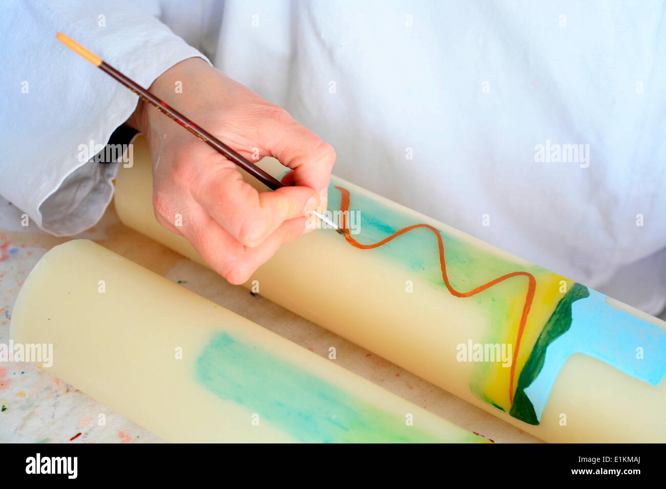 Nonne, die Herstellung von Kerzen Stockfoto