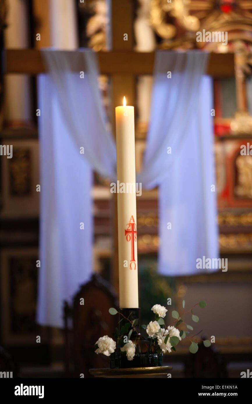 Osterliturgie: Osterkerze und Kreuz Stockfoto