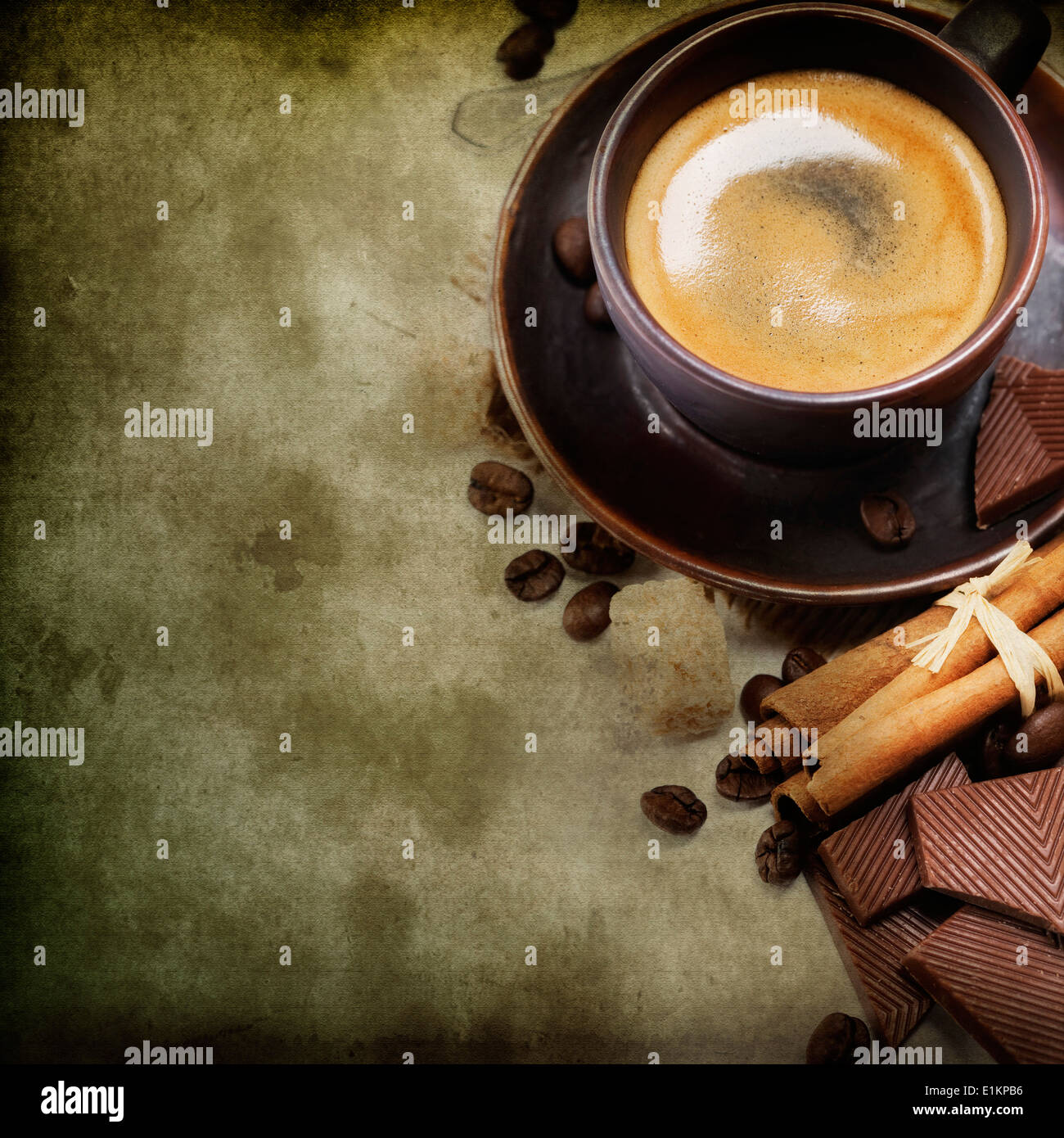 Closeup Schuss frisch zubereitete Tasse italienischen Espresso mit Kaffee Bohnen, brauner Zucker, Zimt und Schokolade. Stockfoto