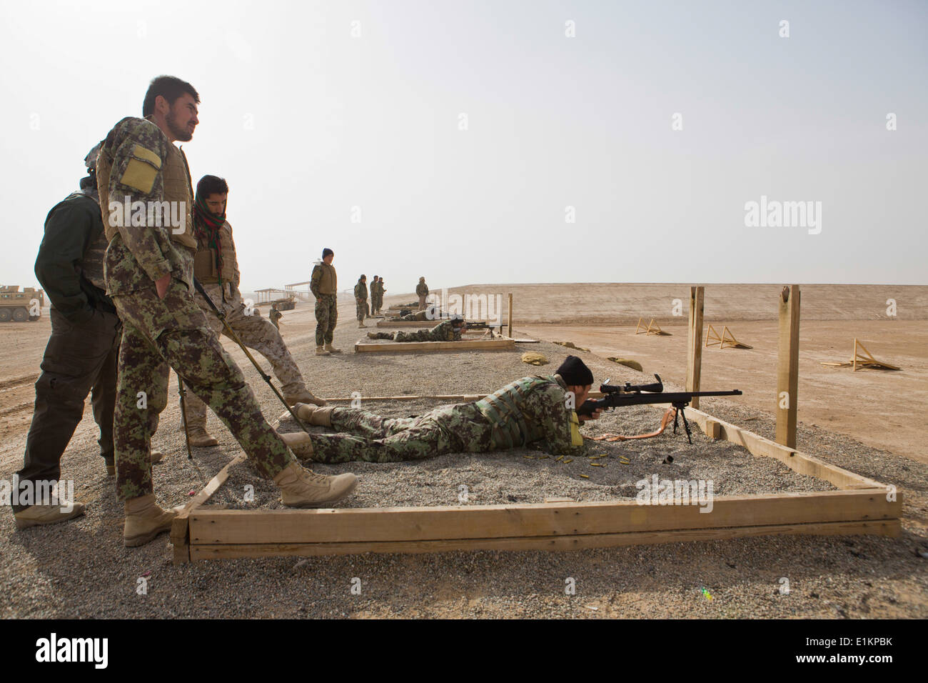 Ein Soldat der Afghan National Army (ANA) mit dem 215. Corps überwacht einen Kameraden während einer live-Feuer Strecke am Camp Shoraba Stockfoto