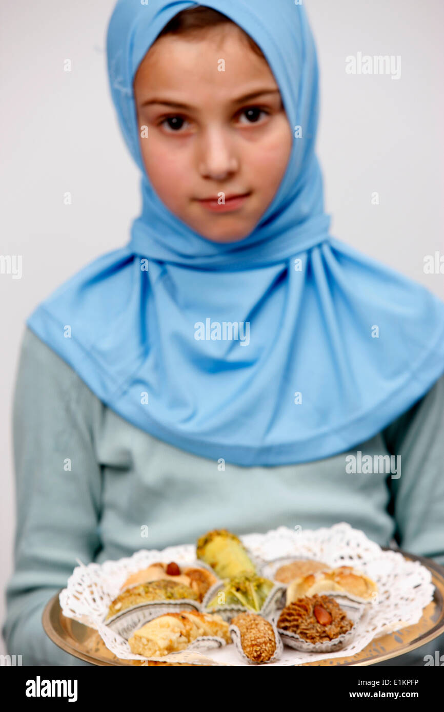 Mädchen halten orientalischem Gebäck Stockfoto