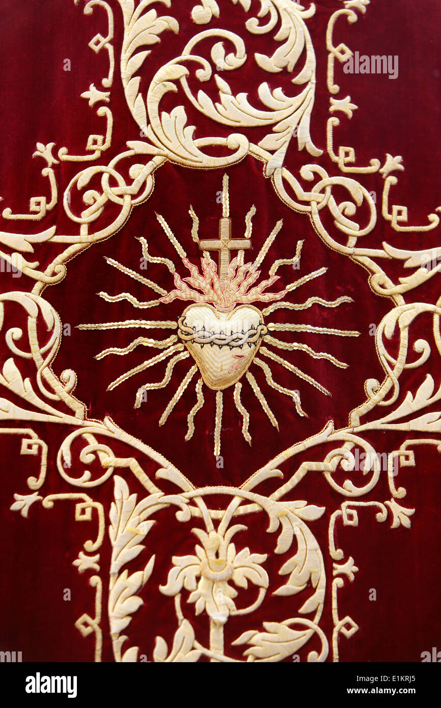 Traditionalistische katholische Wallfahrt Stickerei auf einem Priester Kleidungsstück Stockfoto