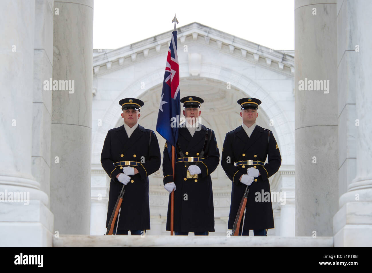 US-Soldaten mit den USA 3. Infanterie-Regiment Ehrengarde auf dem Nationalfriedhof Arlington in Arlington, VA., während Standby Stockfoto
