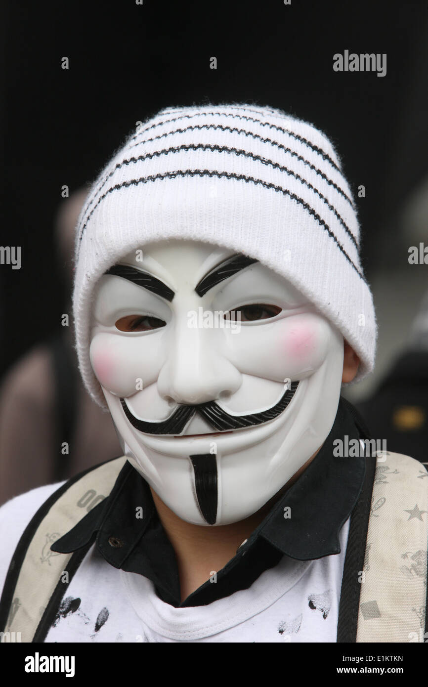 Demonstrant mit Guy Fawkes Maske, eingetragenes Warenzeichen der Anonymous-Bewegung und basierend auf einem Charakter in dem Film V wie Vendetta. Stockfoto