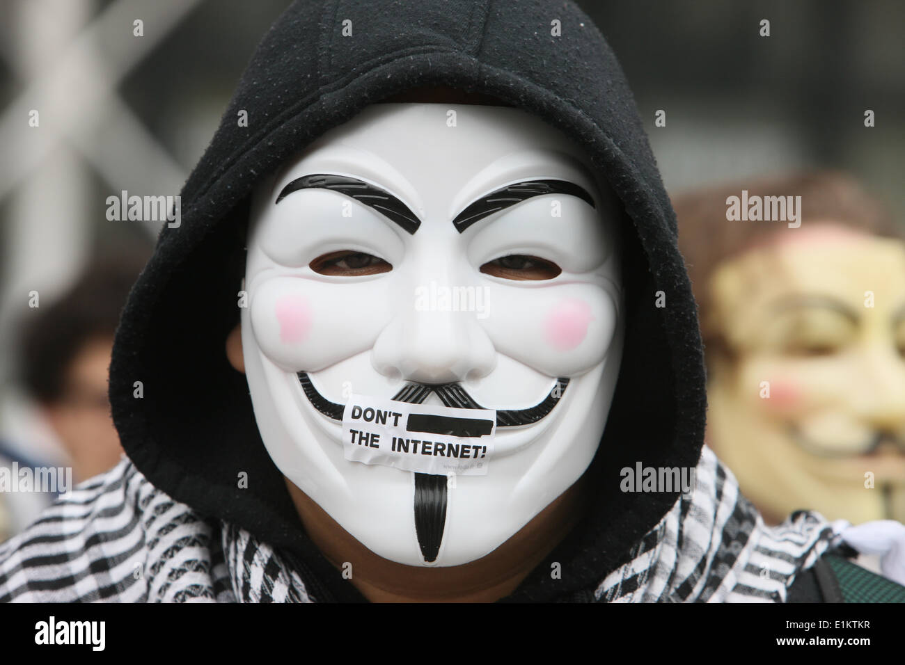 Demonstrant mit Guy Fawkes Maske, eingetragenes Warenzeichen der Anonymous-Bewegung und basierend auf einem Charakter in dem Film V wie Vendetta. Stockfoto