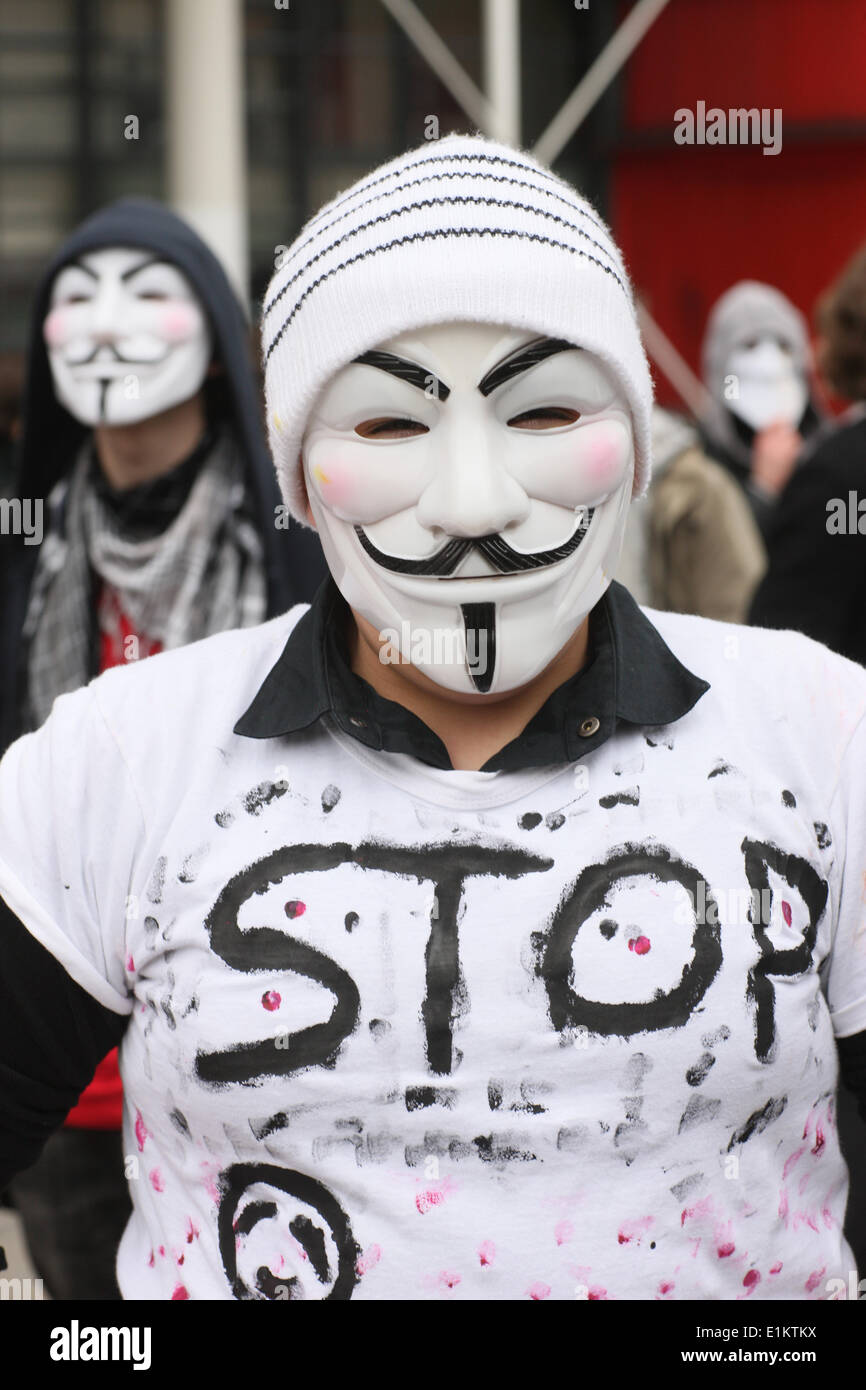 Demonstrant mit Guy Fawkes Maske, eingetragenes Warenzeichen der Anonymous-Bewegung und basierend auf einem Charakter in dem Film V wie Vendetta. Stockfoto