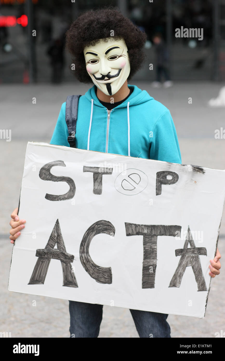 Stopp ACTA Demonstranten marschieren in Paris. Stockfoto