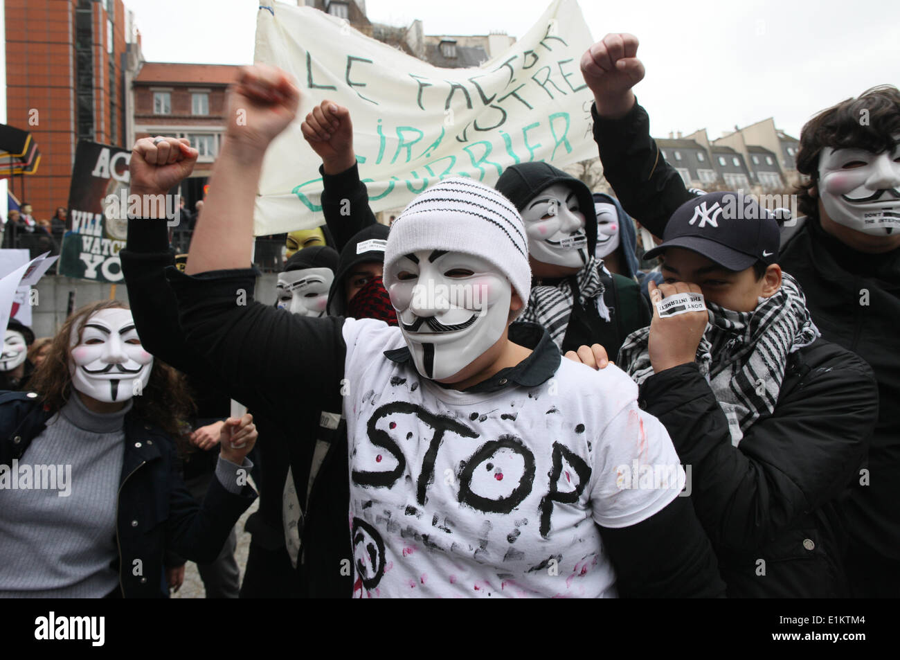 Stopp ACTA Demonstranten marschieren in Paris. Stockfoto
