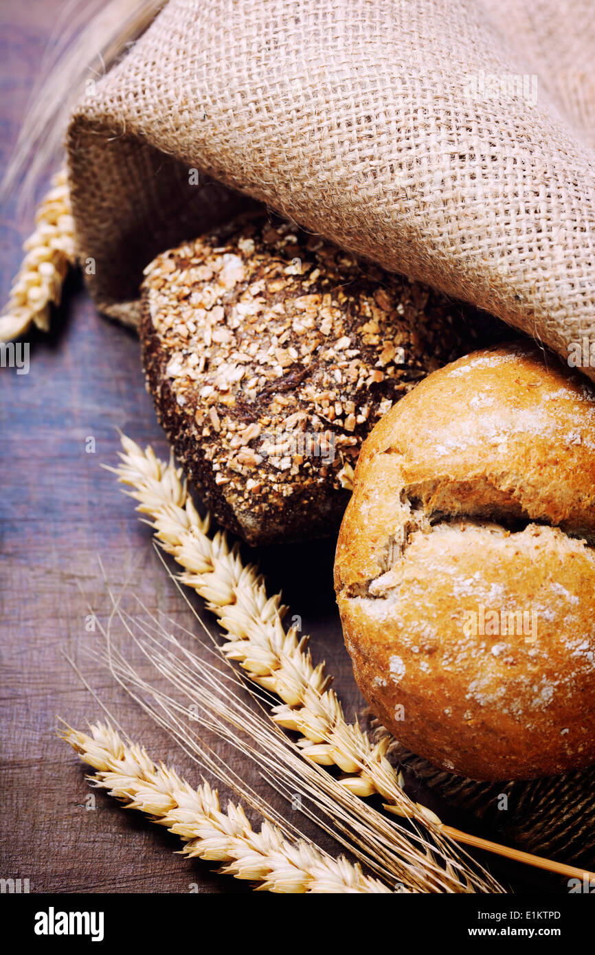 Frisch gebackenes Brot auf Holztisch Stockfoto