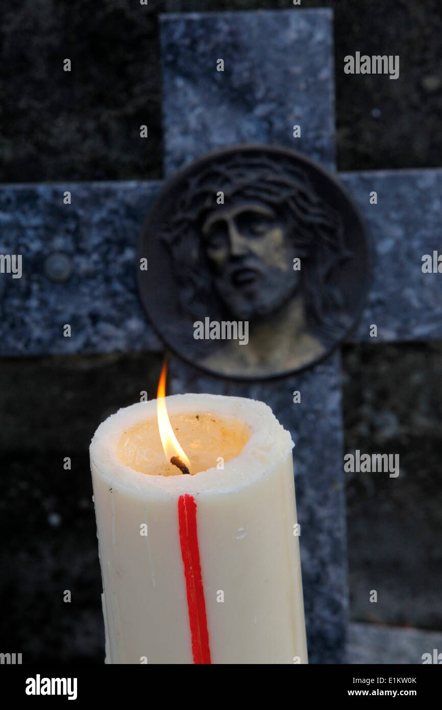 Allerheiligen-Feier auf dem Friedhof in der Provence Stockfoto