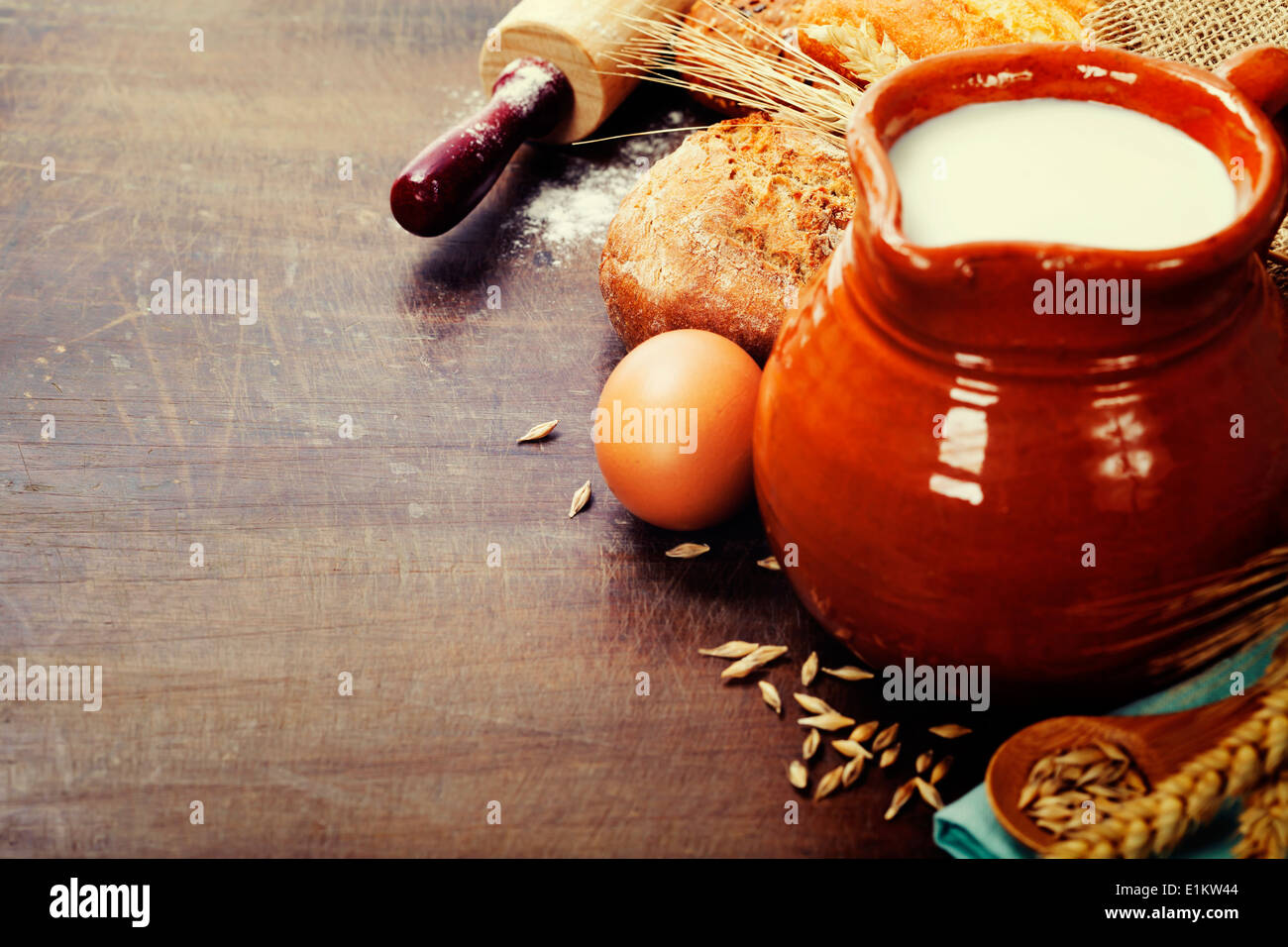 Traditionelle frisch gebackenes Brot und Milch auf Holztisch Stockfoto