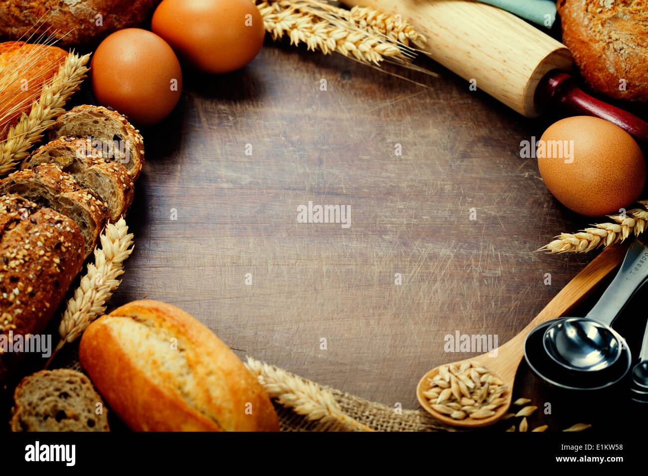 Brot und Zutaten Frame auf Holztisch Stockfoto