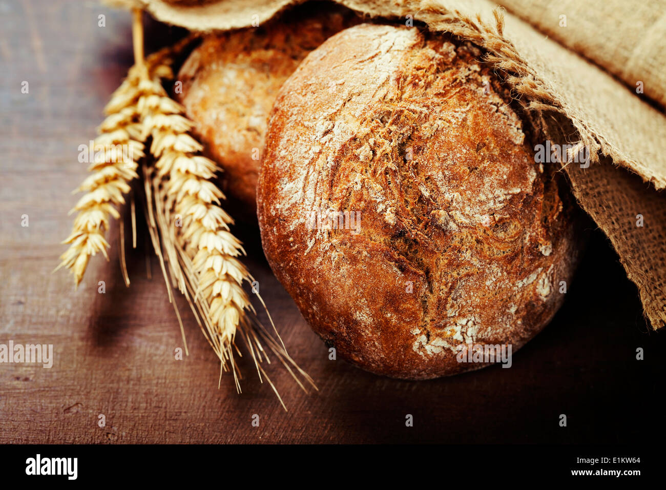 Frisch gebackenes Brot auf Holztisch Stockfoto