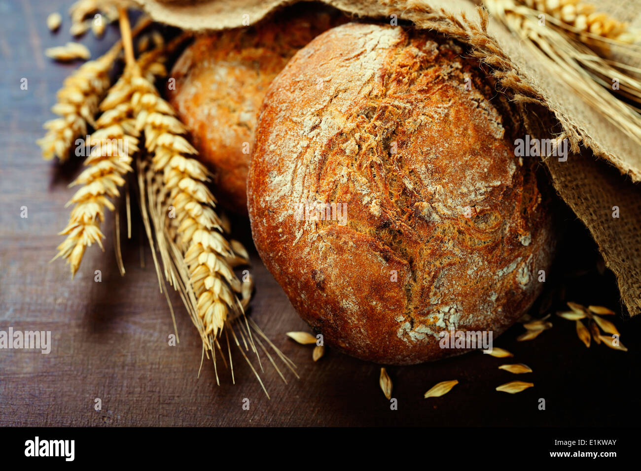 Frisch gebackenes Brot auf Holztisch Stockfoto