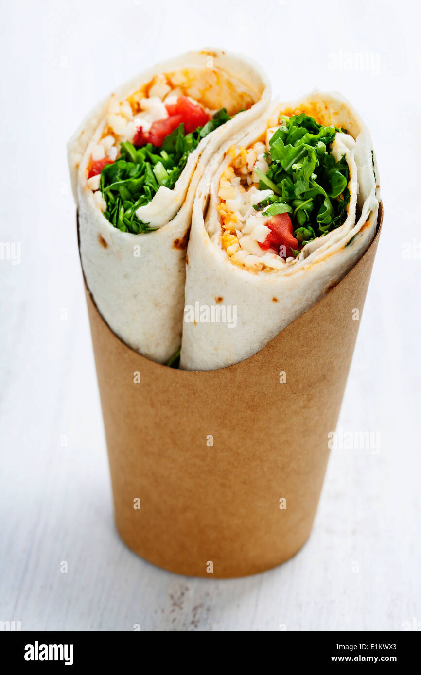 Tortilla-Wraps mit Huhn und frischem Gemüse isoliert auf weiss Stockfoto