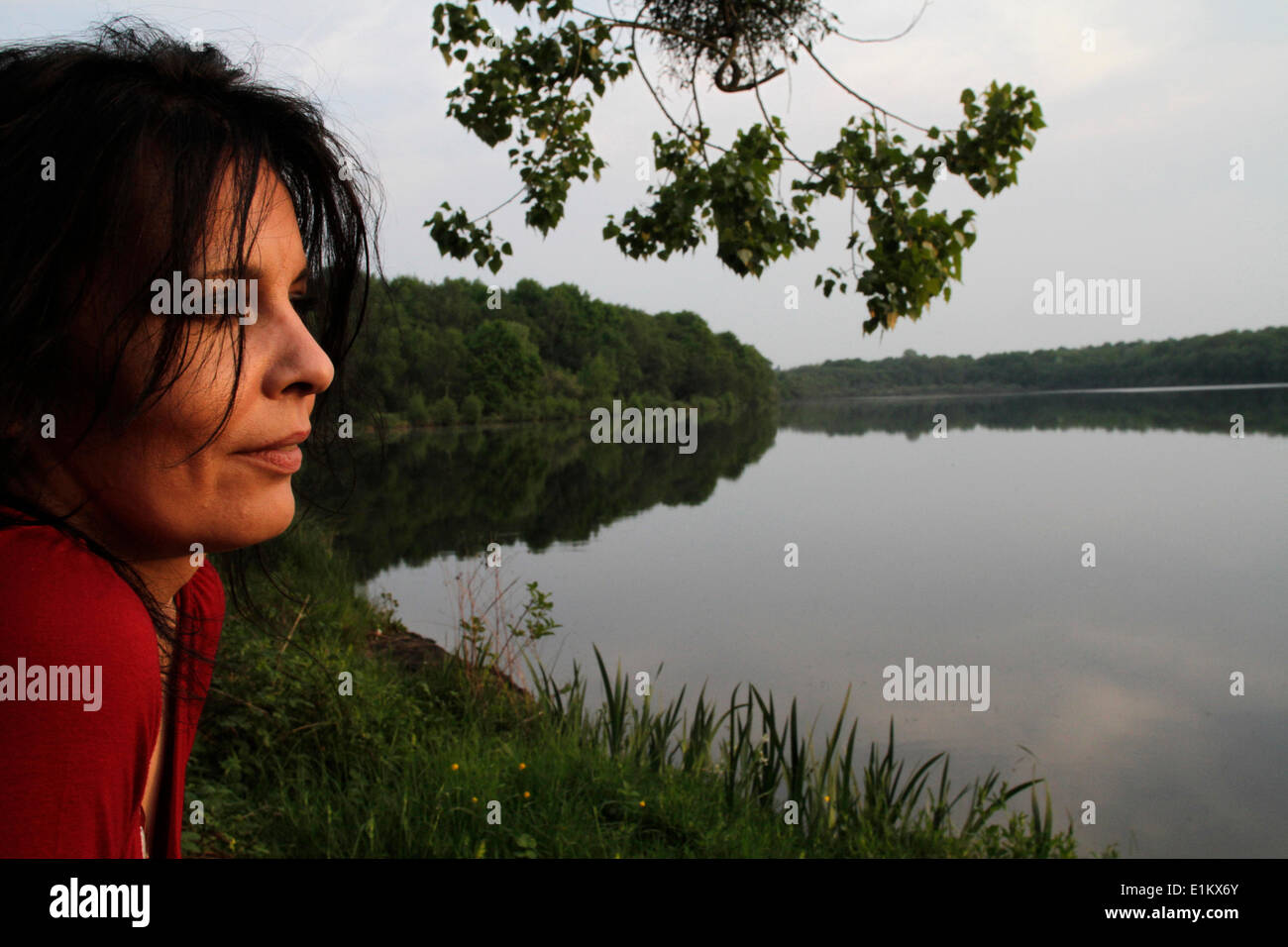 Frau, die an einem See Stockfoto