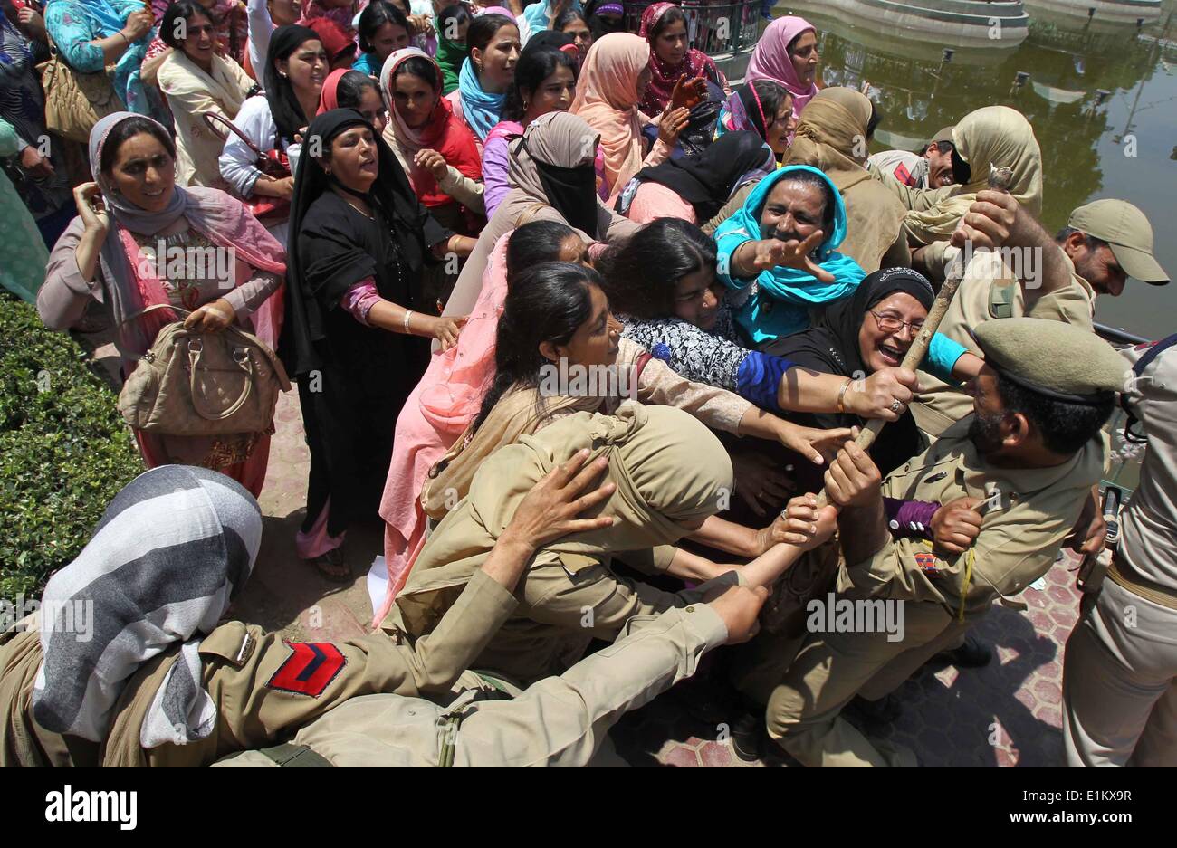 Srinagar, Kaschmir Indien kontrollierten. 6. Juni 2014. Arbeitnehmerinnen von Indien kontrollierten Kaschmir soziale Wohlfahrtsabteilung Handgemenge mit der indischen Polizei während einer Protestaktion in Srinagar, Sommer in der Hauptstadt von Indien kontrollierten Kaschmir, 6. Juni 2014. Dutzende von Regierungsangestellten von Sozialhilfe Abteilung Protest für Regularisierung ihrer Arbeitsplätze und Gehalt zu erhöhen. Bildnachweis: Javed Dar/Xinhua/Alamy Live-Nachrichten Stockfoto