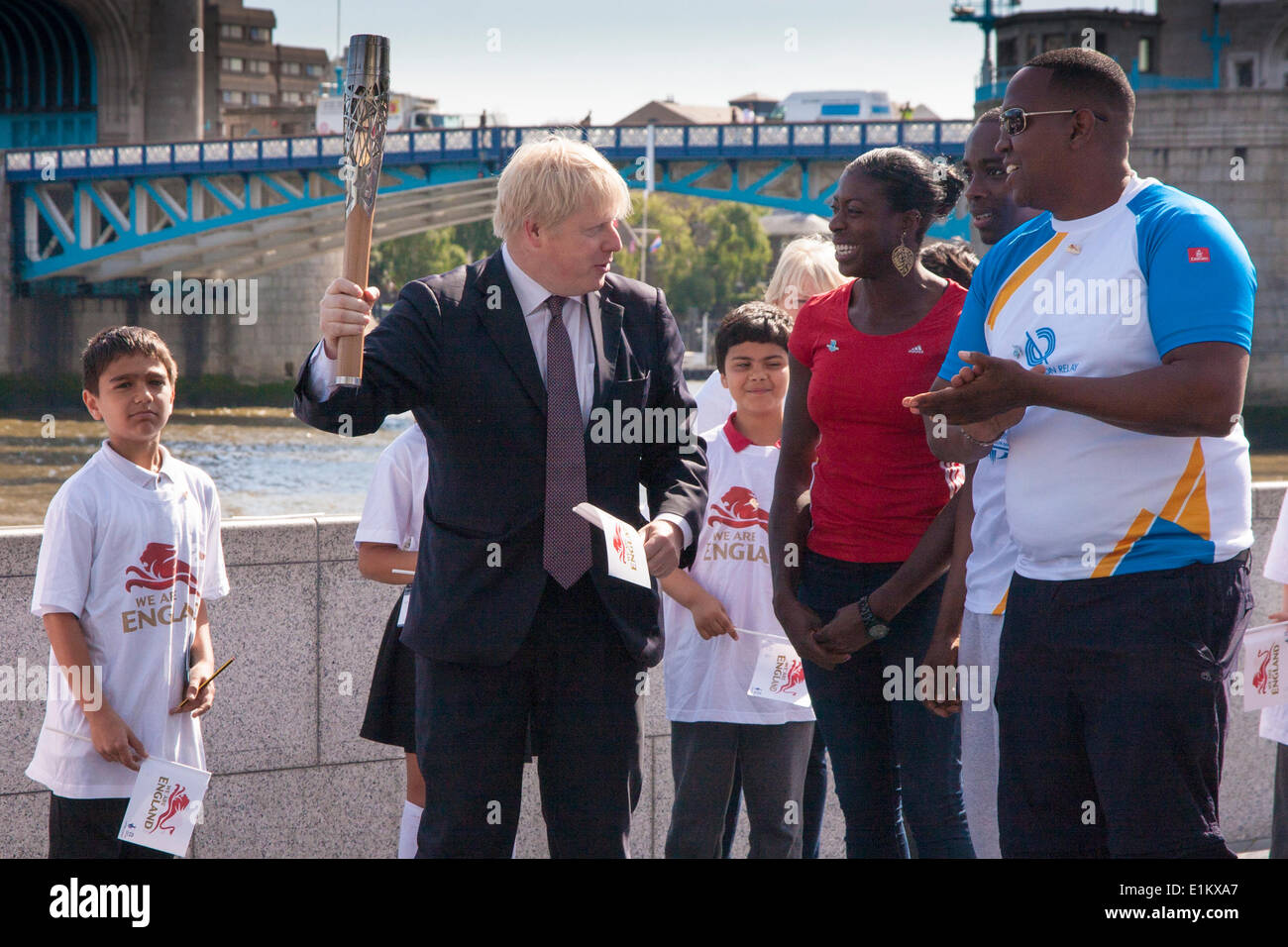 London, UK. 6. Juni 2014. Bürgermeister von London Boris Johnson tritt in Olympia und Commonwealth-champion Christine Ohuruogu MBE, die Commonwealth-Spiele-Königin Baton Relay in der Hauptstadt begrüßen zu dürfen. Bildnachweis: Paul Davey/Alamy Live-Nachrichten Stockfoto