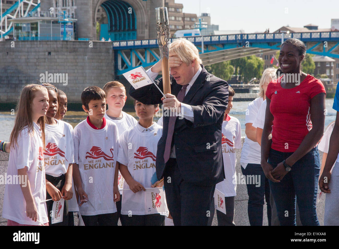 London, UK. 6. Juni 2014. Bürgermeister von London Boris Johnson und Kinder aus der Grundschule Alfred Salter beitreten Olympischen und Commonwealth-champion Christine Ohuruogu MBE, der Commonwealth-GamesQueen Baton Relay in der Hauptstadt begrüßen zu dürfen. Bildnachweis: Paul Davey/Alamy Live-Nachrichten Stockfoto