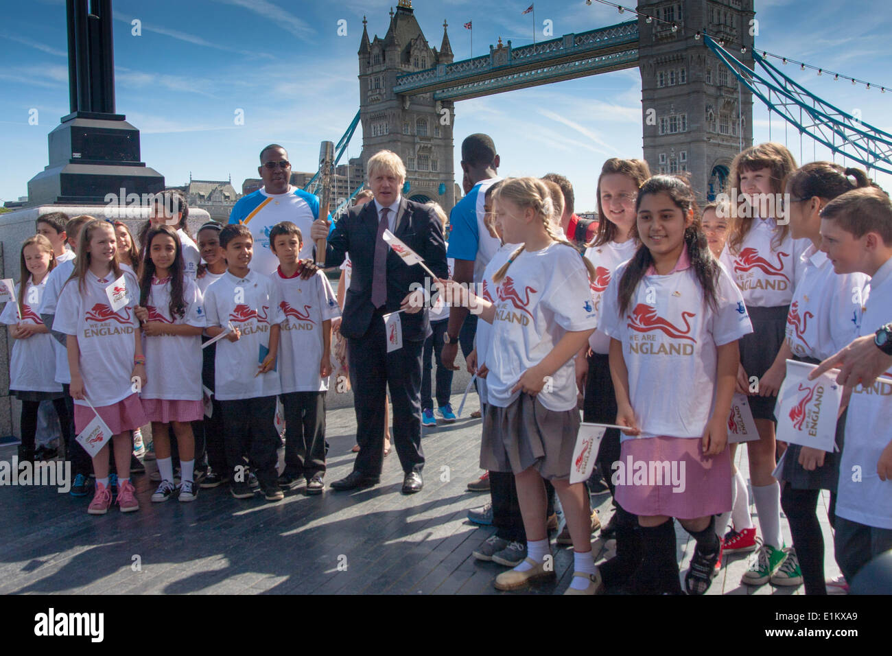 London, UK. 6. Juni 2014. Bürgermeister von London Boris Johnson und Kinder aus der Grundschule Alfred Salter begrüßen die Commonwealth GamesQueen Baton Relay in die Hauptstadt. Bildnachweis: Paul Davey/Alamy Live-Nachrichten Stockfoto