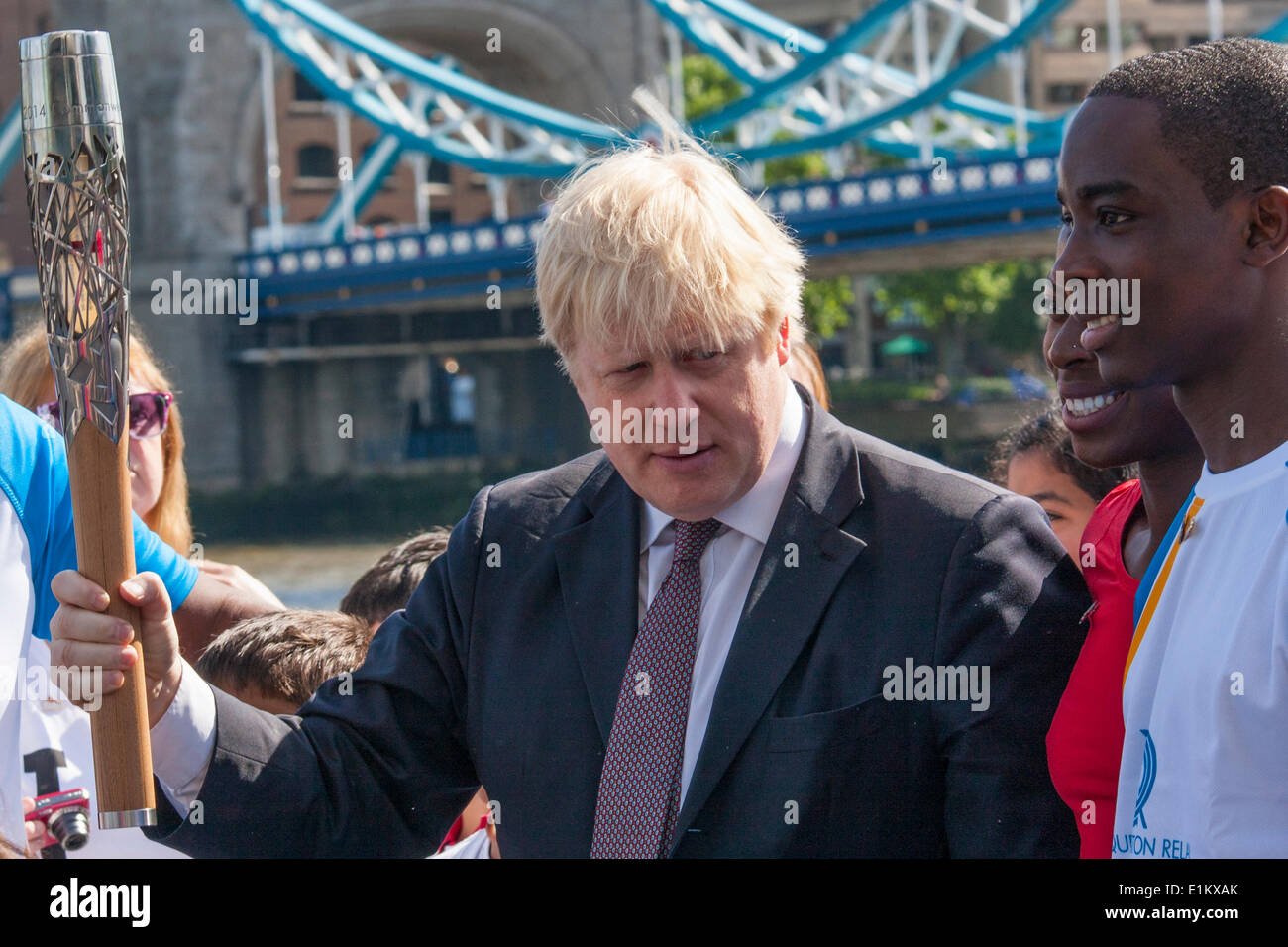 London, UK. 6. Juni 2014. Bürgermeister von London Boris Johnson tritt in Olympia und Commonwealth-champion Christine Ohuruogu MBE, der Commonwealth-GamesQueen Baton Relay in der Hauptstadt begrüßen zu dürfen. Bildnachweis: Paul Davey/Alamy Live-Nachrichten Stockfoto