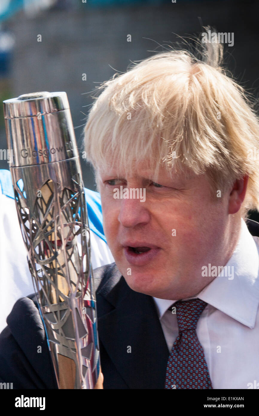 London, UK. 6. Juni 2014. Bürgermeister von London Boris Johnson mit der Commonwealth Games Königin Schlagstock begrüßt er das Relais nach London. Bildnachweis: Paul Davey/Alamy Live-Nachrichten Stockfoto