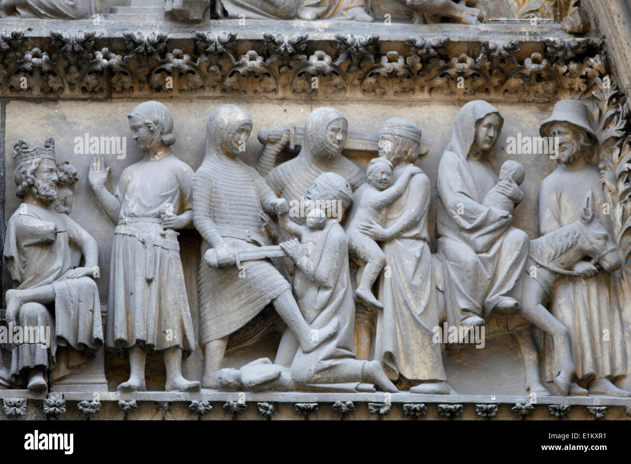 Kathedrale Notre-Dame. Nordfassade. Kloster Tor Tympanon Skulptur zeigt das Massaker an unschuldigen und den Flug nach E Stockfoto