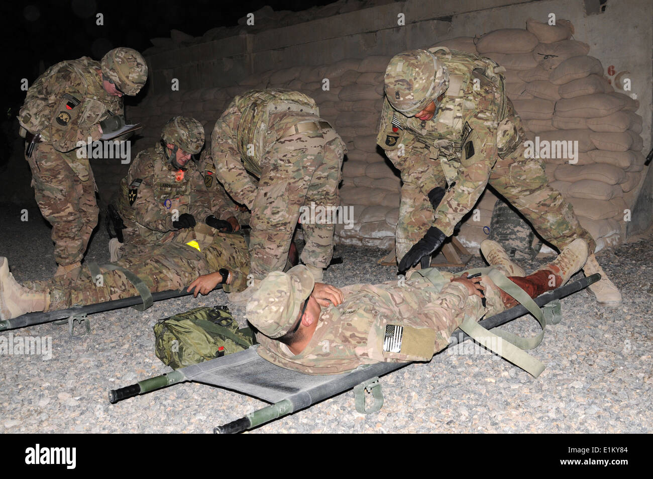 US-Soldaten der 82. Sustainment Brigade, US-Zentrale Befehl Materiel Recovery Element unterstützen mit simulierten casualtie Stockfoto