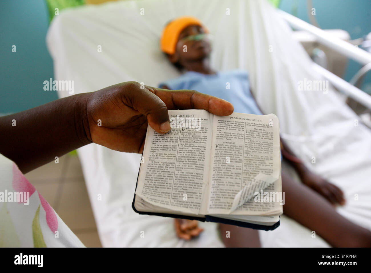 Mutter, eine Bibel in ihrem Kinderzimmer Krankenhaus Stockfoto