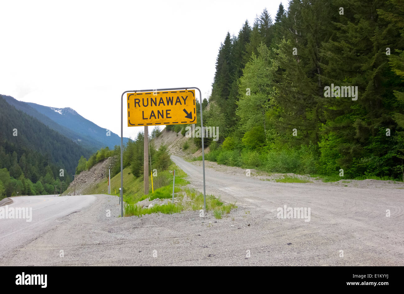 Eingang und Zeichen für Ausreißer Lane auf einer bergigen Landstraße in British Columbia, Kanada.  Sichere Ausfahrt beim Bremsen versagen. Stockfoto